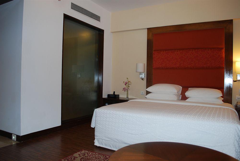 Four Points By Sheraton Ahmedabad Exterior photo