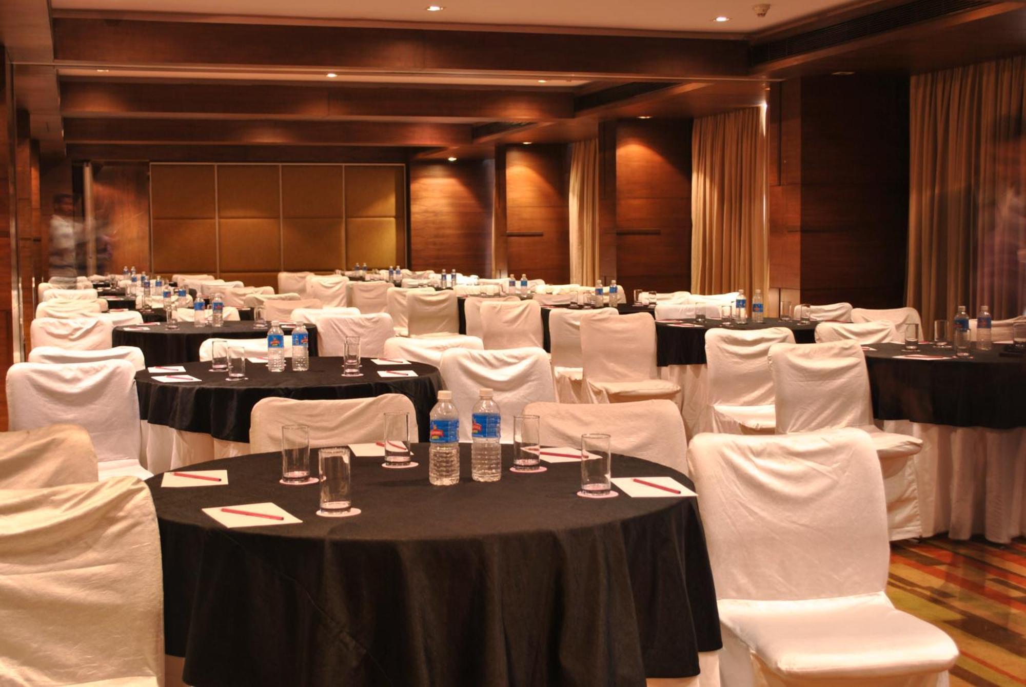 Four Points By Sheraton Ahmedabad Exterior photo